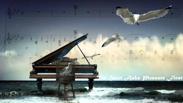 Пианино на фоне моря