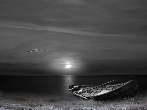 Одинокая лодка на берегу