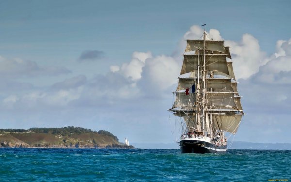 Корабль в океане