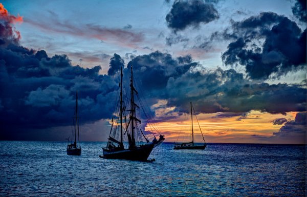 Корабль в море