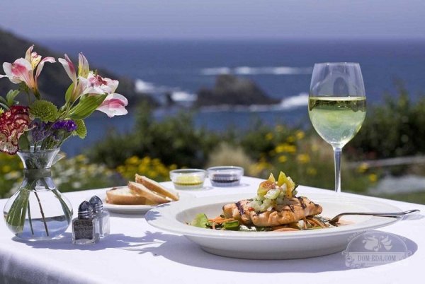 Столик у моря