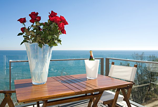 Столик в ресторане с видом на море