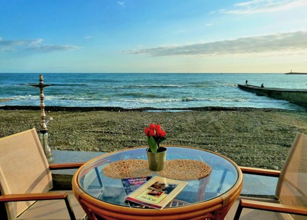 Сервировка стола в средиземноморском стиле на террасе