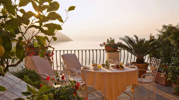 Столик у моря