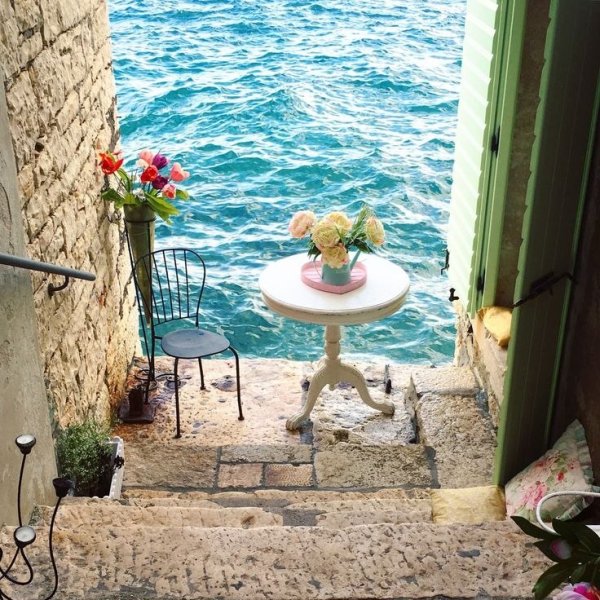 Летнее кафе с цветами