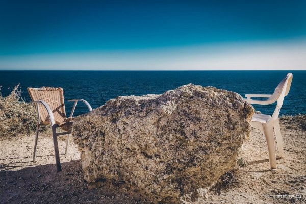 Стул на берегу моря