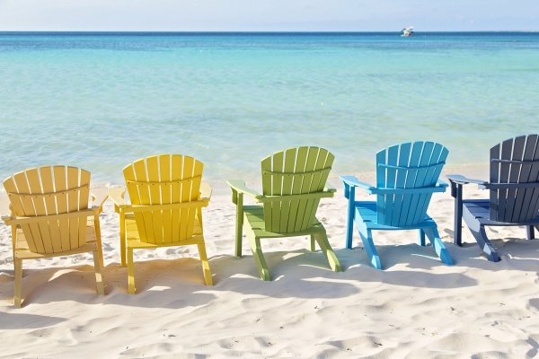 Кресло на море