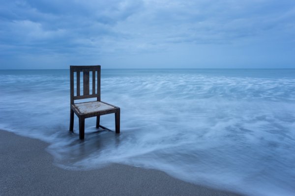 Шезлонг на берегу моря