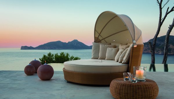 Женщина на шезлонге