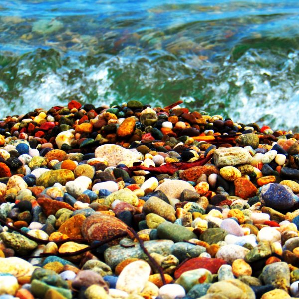 Побережье с разноцветными камнями