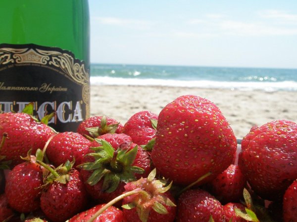 Пляж шампанское клубника