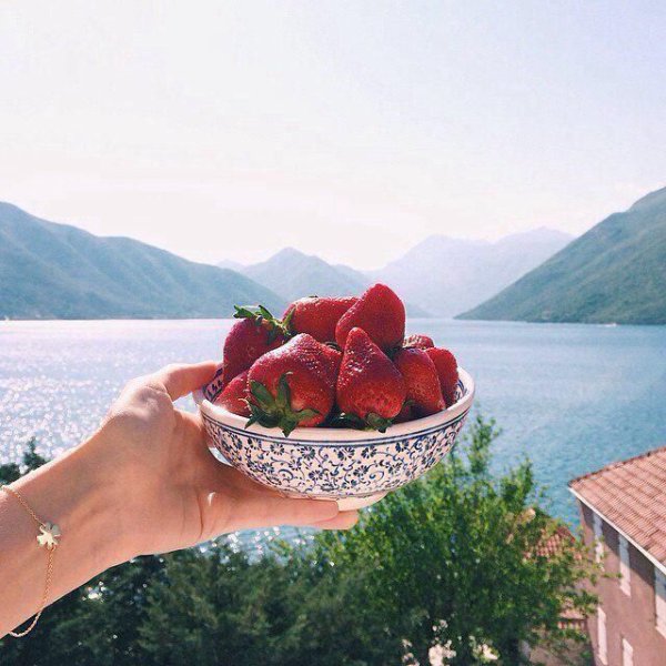 Клубника на фоне моря