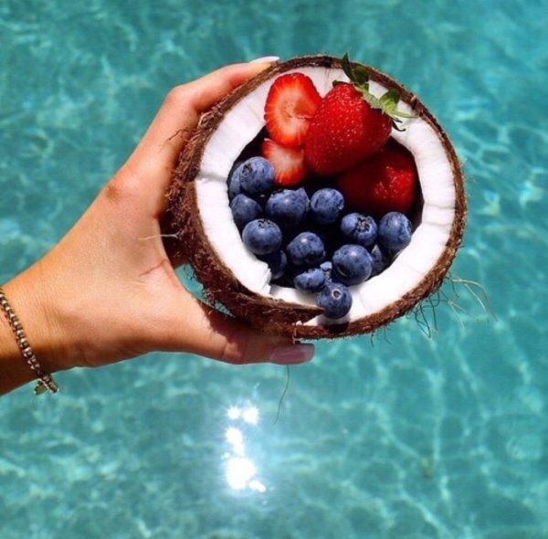 Фрукты на пляже