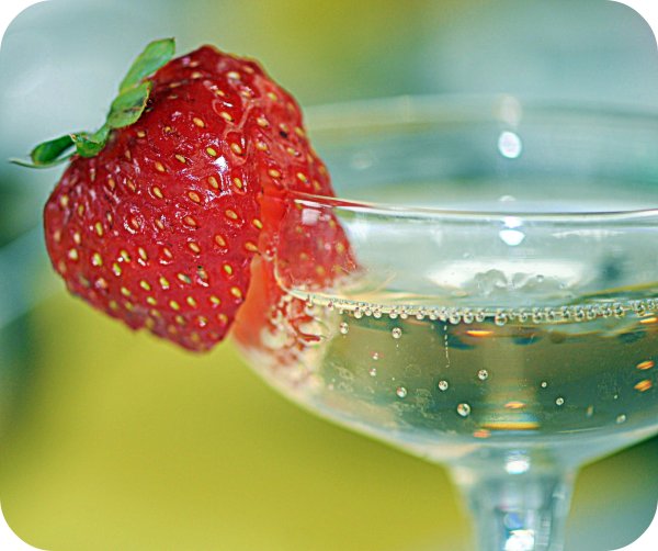 Шампанское и клубника на берегу