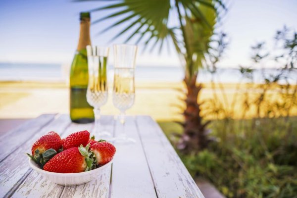 Клубника и море