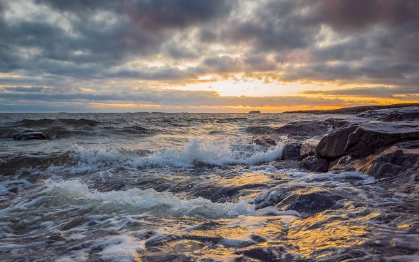 Охотское море шторм