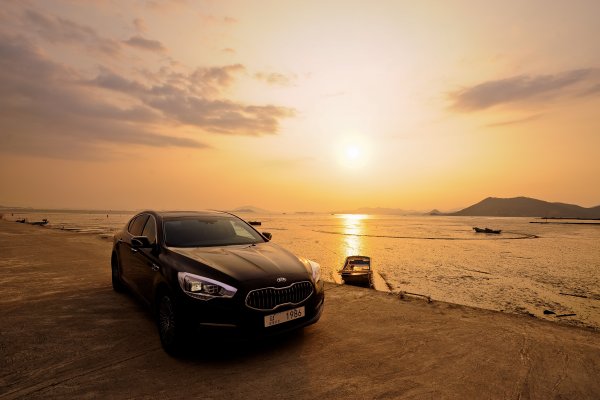 Автомобиль на рассвете