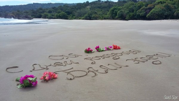 Надпись на песке на море