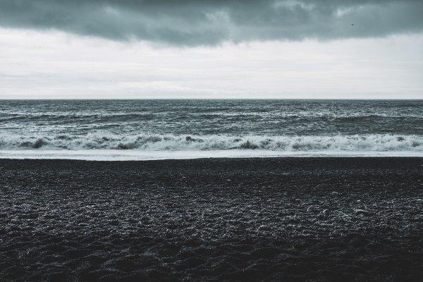 Мрачный берег моря
