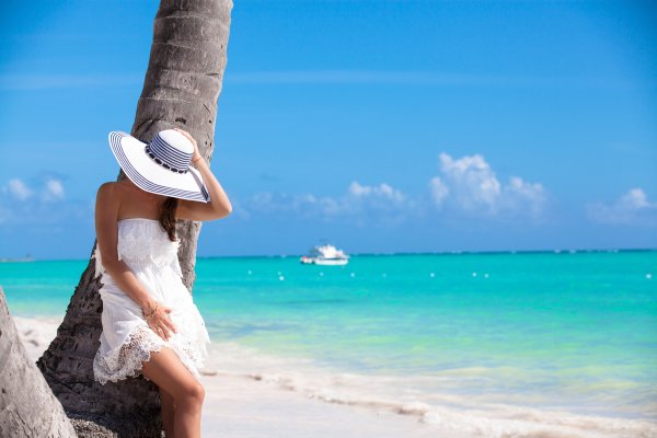 Женщина в купальнике и в шляпе