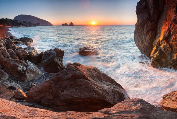 Артек скалы в море