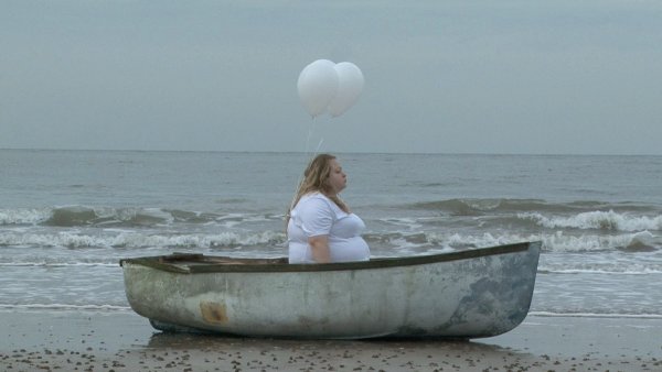 Девушка у моря ждет корабль