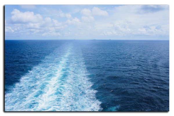 Аниме парень на море