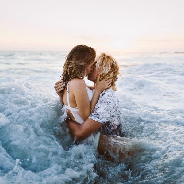 Влюбленные на берегу моря