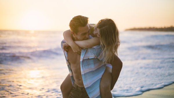 Парень с девушкой на море