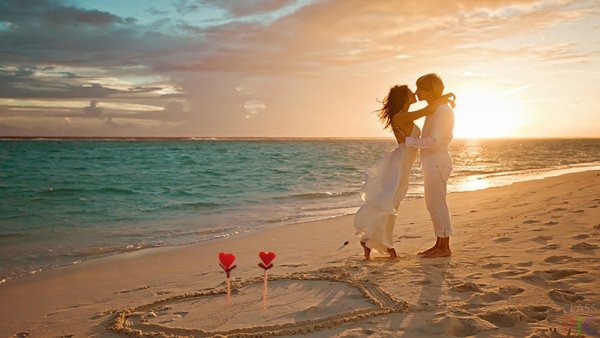 Пара танцует на пляже