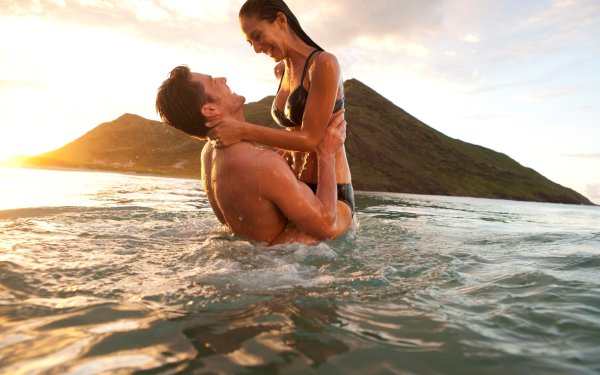 Море и парочка влюбленных