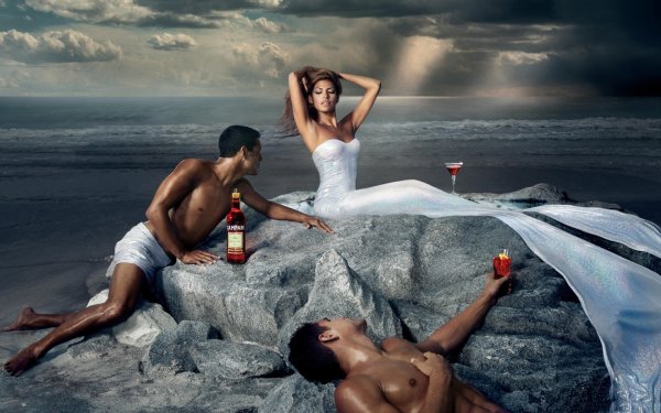 Парень с девушкой на море