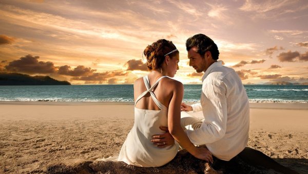 Влюбленная парочка на берегу моря