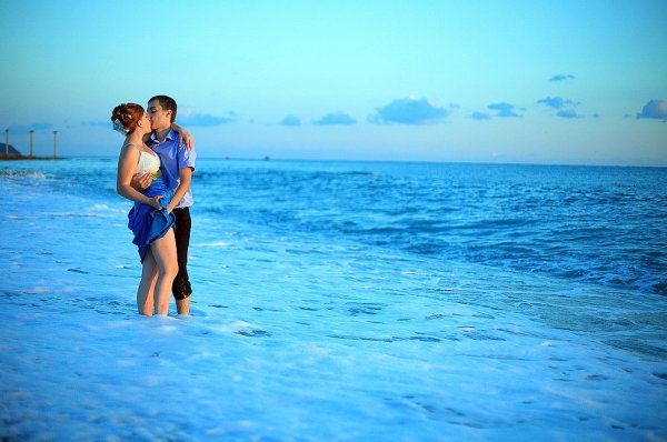 Влюбленная парочка на море