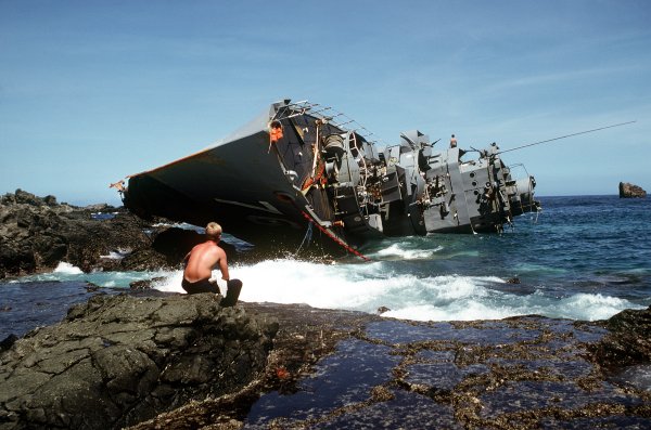 Эсминец ВМФ Филиппин datu Kalantiaw (PS-76), выброшенный на скалы