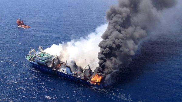 Корабль в тихом океане