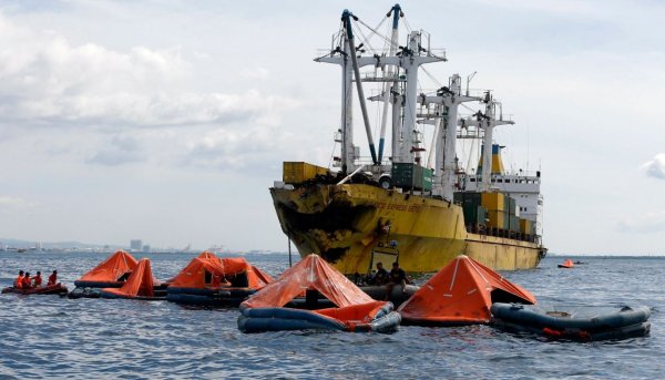 Столкновение судов в море