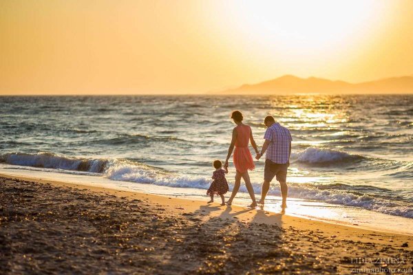 Счастливая семья с детьми на море