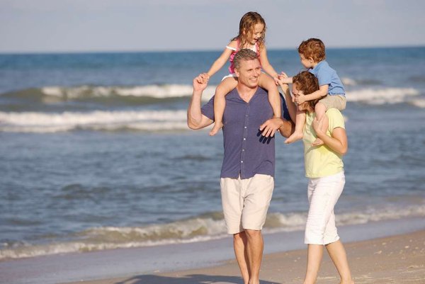 Семья на море