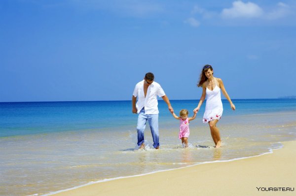 Семья на побережье океана