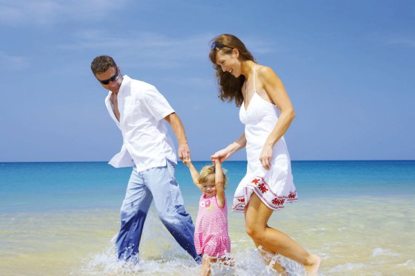 Семья на пляже закат