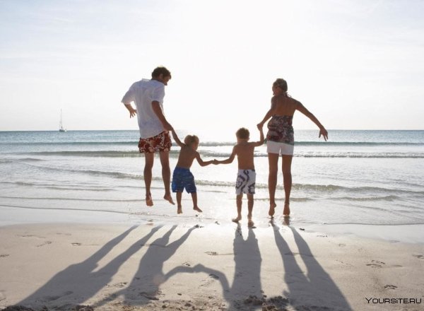 Семья на море