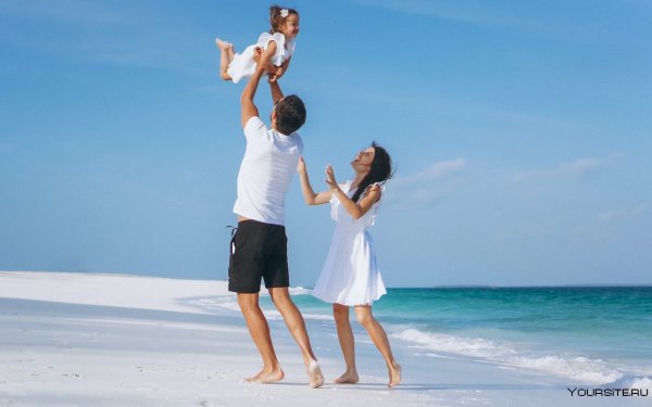 Семья на пляже закат