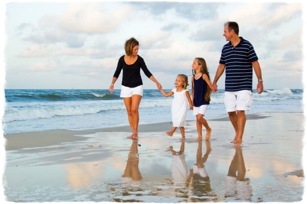 Счастливая семья на море