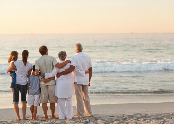 Счастливая семья мама папа сын на море