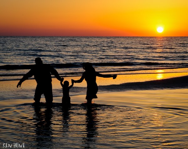 Счастливая семья на море