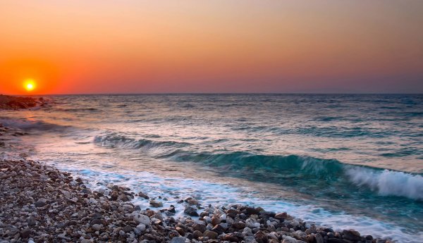 Берег моря Чайки волны