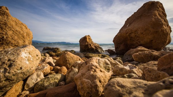 Камни на берегу