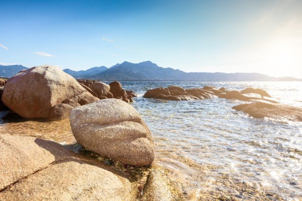 Валуны на берегу моря