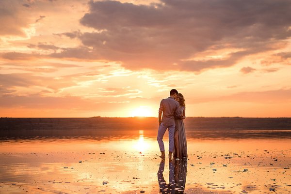 Пара на фоне моря